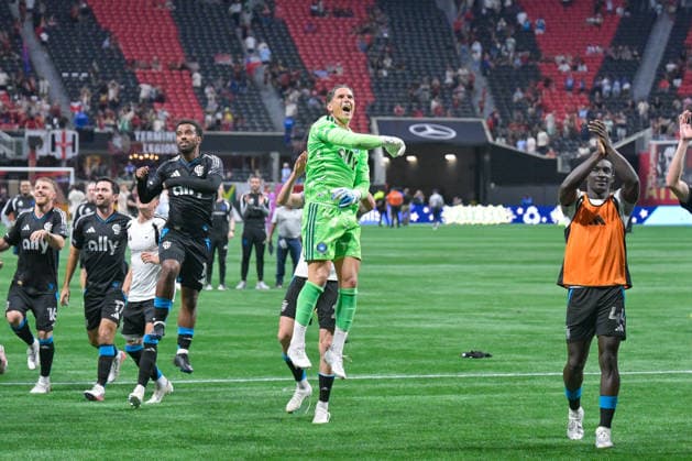 ATLANTA, GA - AUGUST 29: Kristijan Kahlina 1 of Charlotte FC and other teammates acknowledge the fans following the conclusion of the MLS, Fussball Herren, USA match between Charlotte FC and Atlanta United FC on August 29th, 2026 at Mercedes-Benz Stadium in Atlanta, GA. (Photo by Rich von Biberstein Icon Sportswire) SOCCER: AUG 29 MLS Atlanta United vs Charlotte FC EDITORIAL USE ONLY Icon260829039