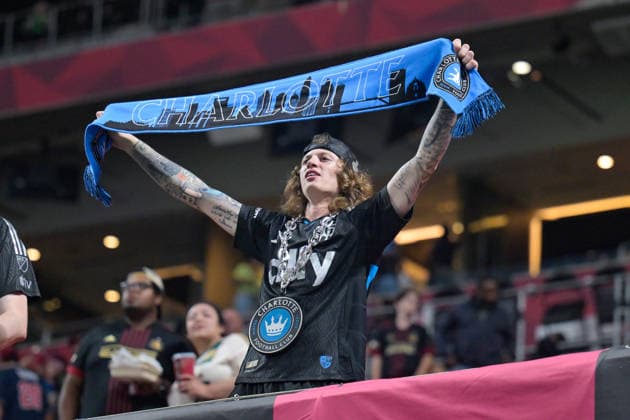 ATLANTA, GA - AUGUST 29: A Charlotte fan with a scarf during the MLS, Fussball Herren, USA match between Charlotte FC and Atlanta United FC on August 29th, 2026 at Mercedes-Benz Stadium in Atlanta, GA. (Photo by Rich von Biberstein Icon Sportswire) SOCCER: AUG 29 MLS Atlanta United vs Charlotte FC EDITORIAL USE ONLY Icon260829040