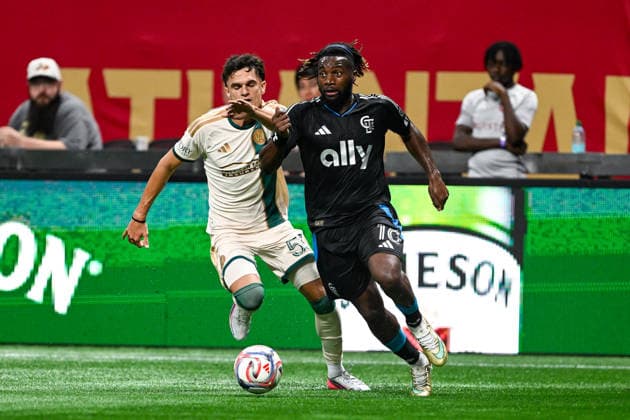 ATLANTA, GA - AUGUST 29: Allan Saint-Maximin 10 of Charlotte FC looks to pass during the MLS, Fussball Herren, USA match between Charlotte FC and Atlanta United FC on August 29th, 2026 at Mercedes-Benz Stadium in Atlanta, GA. (Photo by Rich von Biberstein Icon Sportswire) SOCCER: AUG 29 MLS Atlanta United vs Charlotte FC EDITORIAL USE ONLY Icon260829043