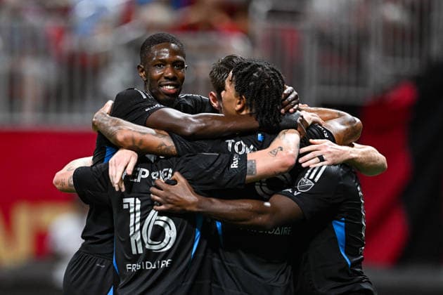 ATLANTA, GA - AUGUST 29: Charlotte teammates celebrate the goal scored by Idan Toklomati 9 during the MLS, Fussball Herren, USA match between Charlotte FC and Atlanta United FC on August 29th, 2026 at Mercedes-Benz Stadium in Atlanta, GA. (Photo by Rich von Biberstein Icon Sportswire) SOCCER: AUG 29 MLS Atlanta United vs Charlotte FC EDITORIAL USE ONLY Icon260829046