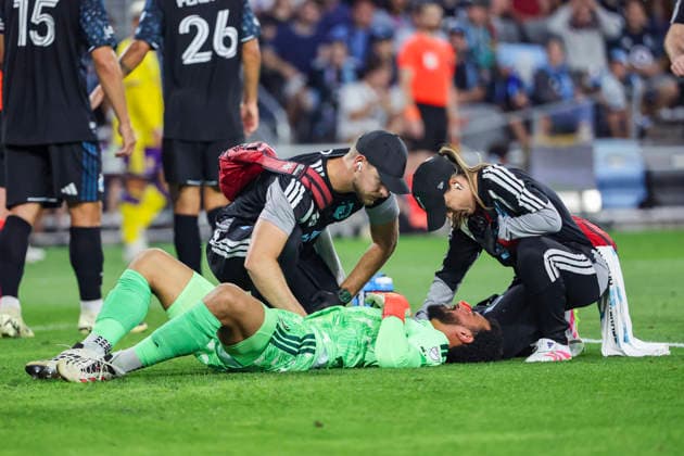 August 29, 2026, St. Paul, Minnesota, United States: Medical staff check on Minnesota United FC goalkeeper DRAKE CALLENDER (12). Minnesota United hosted Orlando City on August 29th. The teams faced off at Allianz Field in St. Paul, Minnesota. The game ended in a draw 3-3. MLS, Fussball Herren, USA 2026 - Minnesota United 3:3 Orlando City  - ZUMAt166 20260829_zsp_t166_020 Copyright: xMichaelxTurnerx