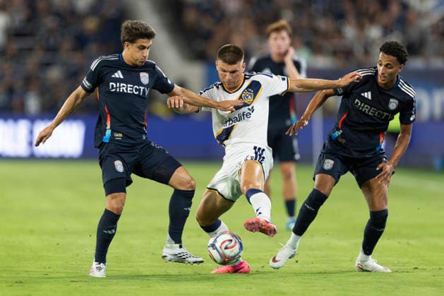 SAN DIEGO, CA - AUGUST 29: LA Galaxy defender Harbor Miller (26) competes for the ball against San Diego FC midfielder Gabriel Pirani (12) and forward Elias Achouri (99) during a MLS, Fussball Herren, USA match between LA Galaxy and San Diego FC on August 29, 2026 at Snapdragon Stadium in San Diego, CA. (Photo by Karl Anderson Icon Sportswire) SOCCER: AUG 29 MLS San Diego FC vs LA Galaxy EDITORIAL USE ONLY Icon272260829002