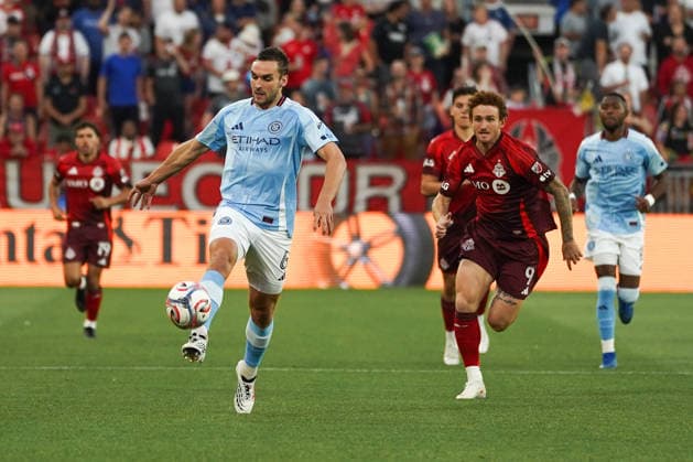 Toronto FC v NewYork City FC - MLS, Fussball Herren, USA James Sands 06 of New York City FC and Josh Sargent 09 of Toronto FC battle for the ball during the Major League Soccer Match between Toronto FC and NewYork City FC at BMO Field Stadium. on August 29, 2026 in Toronto, Canada. (Photo by Leonardo Ramirez Eyepix Group) Copyright: xLeonardoxRamirezx xEyepixxGroupx LR29082026-05473