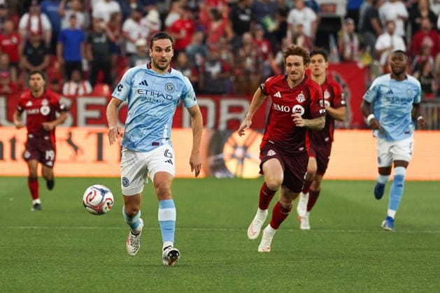 Toronto FC v NewYork City FC - MLS, Fussball Herren, USA James Sands 06 of New York City FC and Josh Sargent 09 of Toronto FC battle for the ball during the Major League Soccer Match between Toronto FC and NewYork City FC at BMO Field Stadium. on August 29, 2026 in Toronto, Canada. (Photo by Leonardo Ramirez Eyepix Group) Copyright: xLeonardoxRamirezx xEyepixxGroupx LR29082026-05476