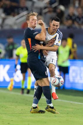 SAN DIEGO, CA - AUGUST 29: San Diego FC midfielder Jeppe Tverskov (6) fouls LA Galaxy forward Hirving Lozano (11) during a MLS, Fussball Herren, USA match between LA Galaxy and San Diego FC on August 29, 2026 at Snapdragon Stadium in San Diego, CA. (Photo by Karl Anderson Icon Sportswire) SOCCER: AUG 29 MLS San Diego FC vs LA Galaxy EDITORIAL USE ONLY Icon272260829004