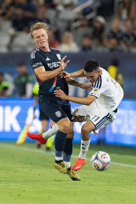 SAN DIEGO, CA - AUGUST 29: San Diego FC midfielder Jeppe Tverskov (6) fouls LA Galaxy forward Hirving Lozano (11) during a MLS, Fussball Herren, USA match between LA Galaxy and San Diego FC on August 29, 2026 at Snapdragon Stadium in San Diego, CA. (Photo by Karl Anderson Icon Sportswire) SOCCER: AUG 29 MLS San Diego FC vs LA Galaxy EDITORIAL USE ONLY Icon272260829005