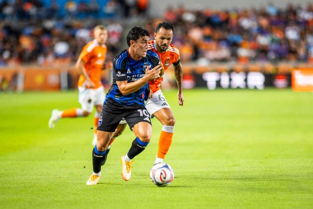 August 29, 2026, Houston, Texas, USA: NIKO TSAKIRIS (10) of the San Jose Earthquakes advances with the ball during the MLS, Fussball Herren, USA match between the San Jose Earthquakes and the Houston Dynamo at Shell Energy Stadium. Soccer 2026: Dynamo 0:0 Earthquakes  - ZUMAn340 20260829_zsp_n340_022 Copyright: xJoexNogalskix