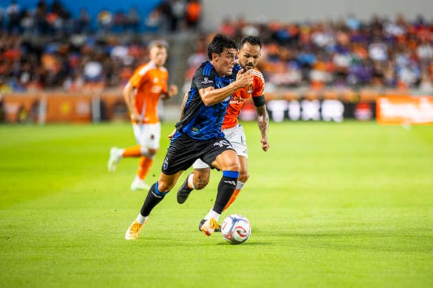 August 29, 2026, Houston, Texas, USA: NIKO TSAKIRIS (10) of the San Jose Earthquakes advances with the ball during the MLS, Fussball Herren, USA match between the San Jose Earthquakes and the Houston Dynamo at Shell Energy Stadium. Houston USA - ZUMAn340 20260829_zsp_n340_021 Copyright: xJoexNogalskix