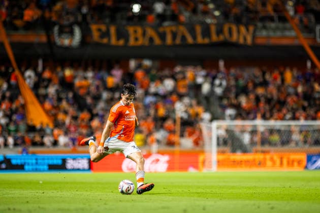 August 29, 2026, Houston, Texas, USA: A Houston Dynamo player passes during the MLS, Fussball Herren, USA match between the San Jose Earthquakes and the Houston Dynamo at Shell Energy Stadium. Houston USA - ZUMAn340 20260829_zsp_n340_031 Copyright: xJoexNogalskix