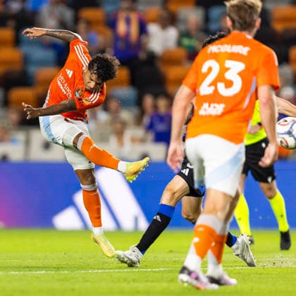 August 29, 2026, Houston, Texas, USA: A Houston Dynamo player takes a shot during the MLS, Fussball Herren, USA match between the San Jose Earthquakes and the Houston Dynamo at Shell Energy Stadium. Houston USA - ZUMAn340 20260829_zsp_n340_018 Copyright: xJoexNogalskix