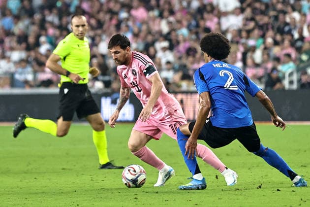 August 29, 2026, Miami, Florida, USA: LIONEL MESSI (10) of Inter Miami CF and JALEN NEAL (2) of CF Montreal battle for a ball during a MLS, Fussball Herren, USA soccer match between Inter Miami CF and CF Montreal Miami USA - ZUMAa257 20260829_zsp_a257_005 Copyright: xChrisxArjoonx