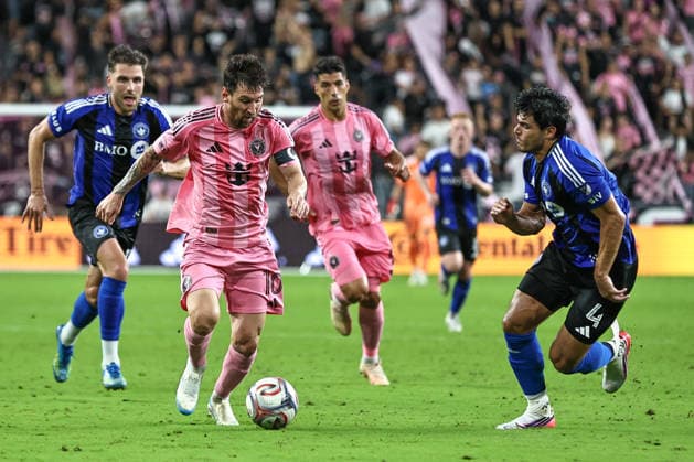 August 29, 2026, Miami, Florida, USA: LIONEL MESSI (10) of Inter Miami CF controls a ball infront of BRAYAN VERA (4) of CF Montreal during a MLS, Fussball Herren, USA soccer match between Inter Miami CF and CF Montreal Miami USA - ZUMAa257 20260829_zsp_a257_031 Copyright: xChrisxArjoonx