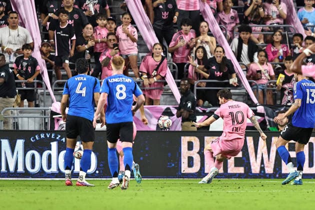 August 29, 2026, Miami, Florida, USA: LIONEL MESSI (10) of Inter Miami CF shoots and scores a goal during a MLS, Fussball Herren, USA soccer match between Inter Miami CF and CF Montreal Miami USA - ZUMAa257 20260829_zsp_a257_034 Copyright: xChrisxArjoonx