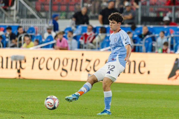 Jonathan Shore of New York City FC passes the ball during the MLS, Fussball Herren, USA Regular Season match between Toronto FC and New York City FC on August 29, 2026 in BMO Field, Toronto, Ontario, Canada Copyright: xCurtisxWongx xSPPx Sportspressphoto_SPR219433