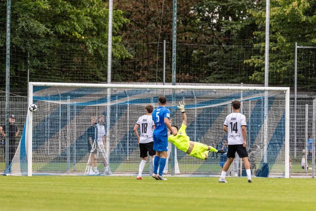 FC-Astoria Walldorf vs. SSV Ulm 1846 Fußball, Fussball, Regionalliga, 4. Spieltag, Dietmar-Hopp-Sportpark Walldorf 29.08.26 Glück für Ulm. Großchance knapp am Tor vorbei FC-Astoria Walldorf vs. SSV Ulm 1846 Fußball, Fussball, Regionalliga, 4. Spieltag, Dietmar-Hopp-Sportpark Walldorf 29.08.26 Foto: Lucca Fundel Walldorf Dietmar-Hopp-Sportpark Baden-Württemberg Deutschland