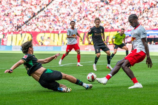 Leipzig, Deutschland 29. August 2026: 1. BL - 2026 2027 - Sp. 1 - RB Leipzig gegen Borussia Mönchengladbach Im Bild: v. li. im Zweikampf Hugo Bolin (BMG) und Ezechiel Banzuzi (RB) DFL DFB regulations prohibit any use of photographs as image sequences and or quasi-video. *** Leipzig, Germany, August 29, 2026, Bundesliga 1, 2026–2027 Season, Matchday 1: RB Leipzig vs. Borussia Mönchengladbach. Pictured from left: Hugo Bolin (BMG) and Ezechiel Banzuzi (RB) in a tackle. DFL and DFB regulations prohibit any use of photographs as image sequences and or quasi-video. Copyright: xFotostandx xNachtigallx