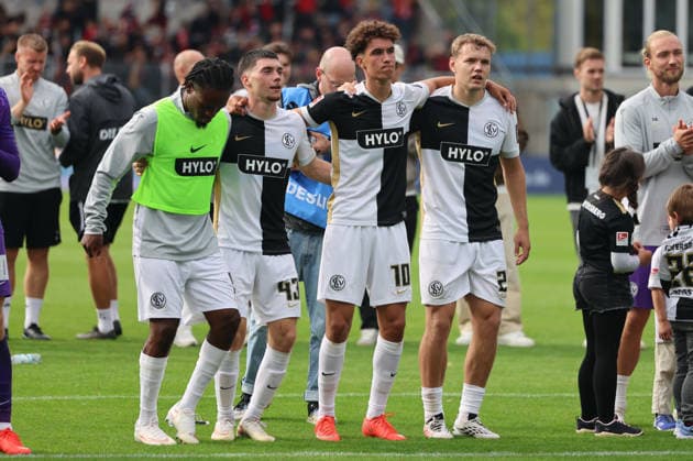 29.08.2026, Fussball, Herren, 1. Bundesliga, Saison 2026 2027, SV 07 Elversberg - Bayer 04 Leverkusen, Die Mannschaft (SV 07 Elversberg) bejubelt den Sieg, Noel Futkeu (SV 07 Elversberg), Felix Keidel (SV 07 Elversberg), Noah Darvich (SV 07 Elversberg), Lasse Günther (SV 07 Elversberg) Elversberg Ursapharm-Arena an der Kaiserlinde Saarland Deutschland (DEU) *** August 29, 2026, Soccer, Men s, Bundesliga 1, 2026–2027 Season, SV 07 Elversberg vs. Bayer 04 Leverkusen, The SV 07 Elversberg team celebrates the victory, Noel Futkeu (SV 07 Elversberg), Felix Keidel (SV 07 Elversberg), Noah Darvich (SV 07 Elversberg), Lasse Günther (SV 07 Elversberg), Elversberg Ursapharm Arena on Kaiserlinde, Saarland, Germany (DEU) Copyright: xSebastianxBachx