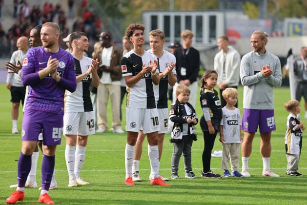 29.08.2026, Fussball, Herren, 1. Bundesliga, Saison 2026 2027, SV 07 Elversberg - Bayer 04 Leverkusen, Die Mannschaft (SV 07 Elversberg) bejubelt den Sieg, Nicolas Kristof (SV 07 Elversberg), Noah Darvich (SV 07 Elversberg), Lasse Günther (SV 07 Elversberg) Elversberg Ursapharm-Arena an der Kaiserlinde Saarland Deutschland (DEU) *** August 29, 2026, Soccer, Men s, Bundesliga 1, 2026–2027 Season, SV 07 Elversberg vs. Bayer 04 Leverkusen, The SV 07 Elversberg team celebrates the victory: Nicolas Kristof (SV 07 Elversberg), Noah Darvich (SV 07 Elversberg), Lasse Günther (SV 07 Elversberg) at the Ursapharm Arena an der Kaiserlinde in Elversberg, Saarland, Germany (DEU) Copyright: xSebastianxBachx