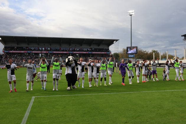 29.08.2026, Fussball, Herren, 1. Bundesliga, Saison 2026 2027, SV 07 Elversberg - Bayer 04 Leverkusen, Die Mannschaft (SV 07 Elversberg) feiert den Sieg Elversberg Ursapharm-Arena an der Kaiserlinde Saarland Deutschland (DEU) *** August 29, 2026, Soccer, Men s, Bundesliga 1, 2026–2027 Season, SV 07 Elversberg vs. Bayer 04 Leverkusen, The SV 07 Elversberg team celebrates its victory at the Elversberg Ursapharm Arena on Kaiserlinde Street, Saarland, Germany (DEU) Copyright: xSebastianxBachx