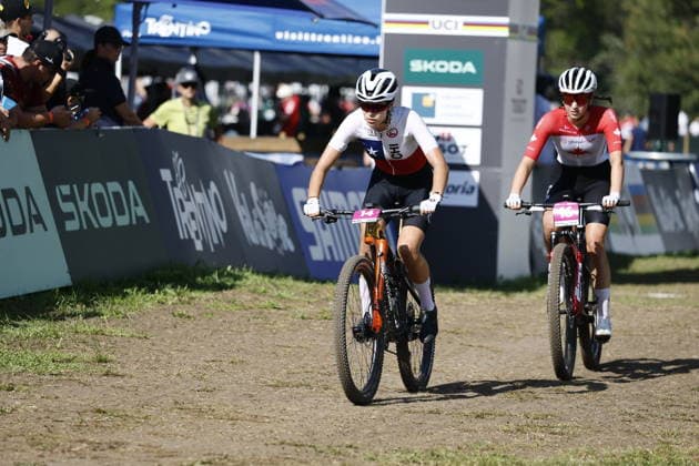 30.08.2026, Daolasa di Commezzadura, Val di Sole Bikeland, 2026 UCI MTB World Championship, WM, Weltmeisterschaft Women U23 s XCO (cross country olympic) Florencia Monsalvez Rojo 14 (CHI) and Rafaelle Carrier 16 (CAN) Daolasa di Commezzadura Val di Sole Bikeland Trento Italy Copyright: xJustPictures.ch FrancescoxMinghettix jp-en-FrMi-_NG_1913