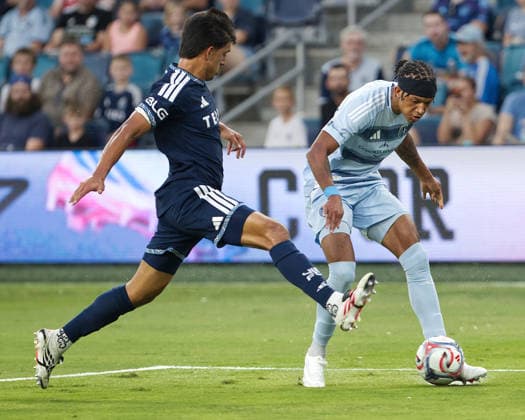 August 29, 2026, Kansas City, Kansas, USA: Sporting KC forward CALVIN HARRIS 14 (r) sustains a tackle by Vancouver Whitecaps FC defender MATHIAS LABORDA 2 (l) during the first half of the game at Sporting Park in Kansas City, KS, on August 29, 2026. Kansas City USA - ZUMAh139 20260829_zap_h139_009 Copyright: xSerenaxS.Y.xHsux