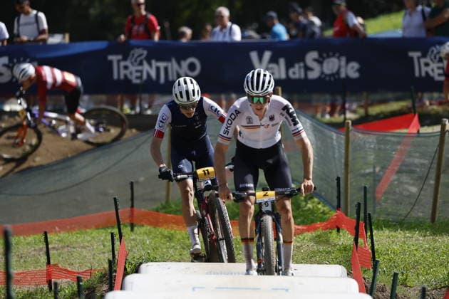 30.08.2026, Daolasa di Commezzadura, Val di Sole Bikeland, 2026 UCI MTB World Championship, WM, Weltmeisterschaft Men U23 s XCO (cross country olympic) Paul Schehl 2 (GER) and Alix Andre Gallis 11 (FRA) Daolasa di Commezzadura Val di Sole Bikeland Trento Italy Copyright: xJustPictures.ch FrancescoxMinghettix jp-en-FrMi-_NG_0523