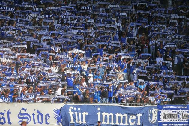 Magdeburg, Sachsen-Anhalt, Deutschland, 30.08.2026: Avnet Arena: 3. Spieltag, Saison 2026 27, 2. Fußball-Bundesliga: 1. FC Magdeburg - Holstein Kiel: Fans des 1. FC Magdeburg auf der Tribüne *** Magdeburg, Saxony-Anhalt, Germany, August 30, 2026, Avnet Arena, Matchday 3, 2026–27 Season, 2. Bundesliga, 1. FC Magdeburg vs. Holstein Kiel, 1. FC Magdeburg fans in the stands Copyright: xdtsxNachrichtenagenturx dts_131730