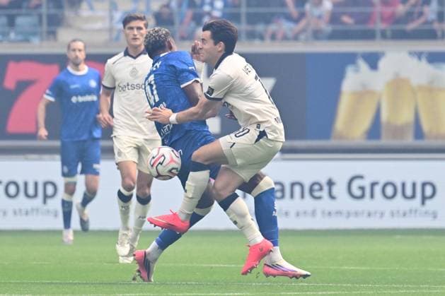 KAA Gent v Club Brugge - Jupiler Pro League GENT, BELGIUM - AUGUST 30 : Vergara Josue forward of KAA Gent and Vetlesen Hugo midfielder of Club Brugge battle for the ball during the Jupiler Pro League match between KAA Gent and Club Brugge on August 30, 2026 in Gent, Belgium, 30 08 2026 Gent Belgium  Copyright: xPeterxDexVoechtx