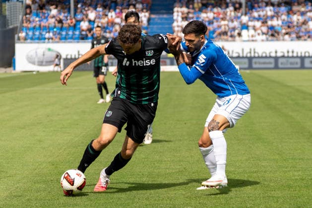 2. Bundesliga: SV Darmstadt 98 vs Hannover 96, Merck-Stadion am Böllenfalltor, 30.08.2026 Zweikampf zwischen Benedikt Pichler (Hannover 96, 11) und Raoul Petretta (SV Darmstadt 98, 18) 2. Bundesliga: SV Darmstadt 98 vs Hannover 96, Merck-Stadion am Böllenfalltor, 30.08.2026 DFB DFL REGULATIONS PROHIBIT ANY USE OF PHOTOGRAPHS AS IMAGE SEQUENCES AND OR QUASI-VIDEO. *** 2. Bundesliga: SV Darmstadt 98 vs. Hannover 96, Merck Stadium at Böllenfalltor, August 30, 2026; A tackle between Benedikt Pichler of Hannover 96 (No. 11) and Raoul Petretta of SV Darmstadt 98 (No. 18); 2. Bundesliga: SV Darmstadt 98 vs. Hannover 96, Merck Stadium at Böllenfalltor, August 30, 2026 DFB and DFL regulations prohibit any use of photographs as image sequences and or quasi-video. Copyright: xBEAUTIFULxSPORTS Hillx