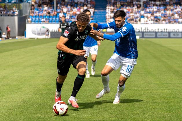 2. Bundesliga: SV Darmstadt 98 vs Hannover 96, Merck-Stadion am Böllenfalltor, 30.08.2026 Zweikampf zwischen Benedikt Pichler (Hannover 96, 11) und Raoul Petretta (SV Darmstadt 98, 18) 2. Bundesliga: SV Darmstadt 98 vs Hannover 96, Merck-Stadion am Böllenfalltor, 30.08.2026 DFB DFL REGULATIONS PROHIBIT ANY USE OF PHOTOGRAPHS AS IMAGE SEQUENCES AND OR QUASI-VIDEO. *** 2. Bundesliga: SV Darmstadt 98 vs. Hannover 96, Merck Stadium at Böllenfalltor, August 30, 2026; A tackle between Benedikt Pichler of Hannover 96 (No. 11) and Raoul Petretta of SV Darmstadt 98 (No. 18); 2. Bundesliga: SV Darmstadt 98 vs. Hannover 96, Merck Stadium at Böllenfalltor, August 30, 2026 DFB and DFL regulations prohibit any use of photographs as image sequences and or quasi-video. Copyright: xBEAUTIFULxSPORTS Hillx