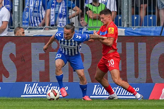 30.08.2026, xydrx, Fußball, 2. Fußball Bundesliga, 1.FC Magdeburg - Holstein Kiel, Saison 2026 2027, Avnet Arena: Baris Atik (1.FC Magdeburg, 23) im Zweikampf gegen Adrian Kapralik (Holstein Kiel, 20) DFB regulations prohibit any use of photographs as image sequences and or quasi-video. *** August 30, 2026, xydrx, soccer, 2. Bundesliga, 1. FC Magdeburg vs. Holstein Kiel, 2026–2027 season, Avnet Arena, Baris Atik, 1 FC Magdeburg, 23 in a tackle against Adrian Kapralik of Holstein Kiel, 20. DFB regulations prohibit any use of photographs as image sequences and or quasi-video. Copyright: HMBxMedia YannisxDreimann