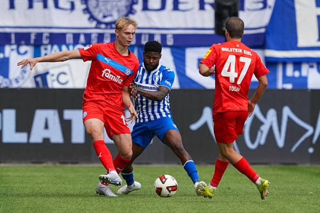 30.08.2026, xydrx, Fußball, 2. Fußball Bundesliga, 1.FC Magdeburg - Holstein Kiel, Saison 2026 2027, Avnet Arena: Kasper Davidsen (Holstein Kiel, 15) und John Tolkin (Holstein Kiel, 47) im Zweikampf gegen Moritz-Broni Kwarteng (1.FC Magdeburg, 10) DFB regulations prohibit any use of photographs as image sequences and or quasi-video. *** August 30, 2026, xydrx, Soccer, 2. Bundesliga, 1. FC Magdeburg vs. Holstein Kiel, 2026–2027 season, Avnet Arena: Kasper Davidsen (Holstein Kiel, 15) and John Tolkin (Holstein Kiel, 47) in a tackle against Moritz Broni Kwarteng (1 FC Magdeburg, 10). DFB regulations prohibit any use of photographs as image sequences and or quasi-video. Copyright: HMBxMedia YannisxDreimann