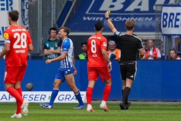 30.08.2026, xydrx, Fußball, 2. Fußball Bundesliga, 1.FC Magdeburg - Holstein Kiel, Saison 2026 2027, Avnet Arena: Jarno Wienefeld (Schiedsrichter) zeigt Alexander Nollenberger (1.FC Magdeburg, 17) die gelbe Karte DFB regulations prohibit any use of photographs as image sequences and or quasi-video. *** August 30, 2026, xydrx, soccer, 2. Bundesliga, 1. FC Magdeburg vs. Holstein Kiel, 2026–2027 season, Avnet Arena: Referee Jarno Wienefeld shows Alexander Nollenberger of 1. FC Magdeburg (No. 17) a yellow card. DFB regulations prohibit any use of photographs as image sequences and or quasi-video. Copyright: HMBxMedia YannisxDreimann