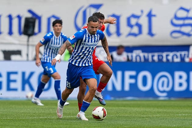 30.08.2026, xydrx, Fußball, 2. Fußball Bundesliga, 1.FC Magdeburg - Holstein Kiel, Saison 2026 2027, Avnet Arena: Falko Michel (1.FC Magdeburg, 21) im Zweikampf gegen Adrian Kapralik (Holstein Kiel, 20) DFB regulations prohibit any use of photographs as image sequences and or quasi-video. *** August 30, 2026, xydrx, soccer, 2. Bundesliga, 1. FC Magdeburg vs. Holstein Kiel, 2026–2027 season, Avnet Arena: Falko Michel of 1. FC Magdeburg, No. 21, in a tackle against Adrian Kapralik of Holstein Kiel, No. 20. DFB regulations prohibit any use of photographs as image sequences and or quasi-video. Copyright: HMBxMedia YannisxDreimann