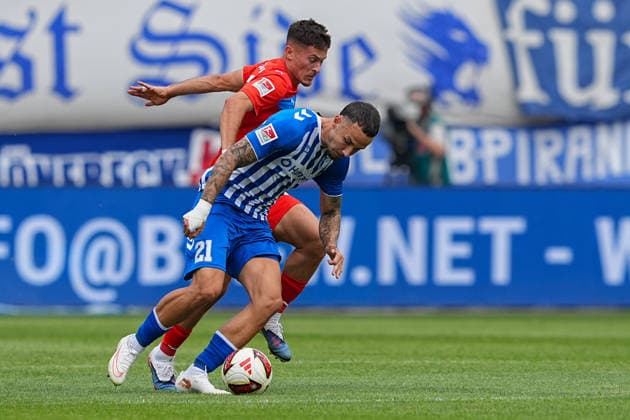 30.08.2026, xydrx, Fußball, 2. Fußball Bundesliga, 1.FC Magdeburg - Holstein Kiel, Saison 2026 2027, Avnet Arena: Falko Michel (1.FC Magdeburg, 21) im Zweikampf gegen Adrian Kapralik (Holstein Kiel, 20) DFB regulations prohibit any use of photographs as image sequences and or quasi-video. *** August 30, 2026, xydrx, soccer, 2. Bundesliga, 1. FC Magdeburg vs. Holstein Kiel, 2026–2027 season, Avnet Arena: Falko Michel of 1. FC Magdeburg, No. 21, in a tackle against Adrian Kapralik of Holstein Kiel, No. 20. DFB regulations prohibit any use of photographs as image sequences and or quasi-video. Copyright: HMBxMedia YannisxDreimann