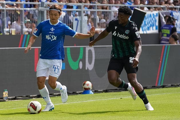 Deutschland: Fußball 2. Bundesliga 2026 2027, 3. Spieltag - SV Darmstadt 98 vs Hannover 96 Merck-Stadion am Böllenfalltor (Darmstadt): Yosuke Furukawa (SVD, 44) im Zweikampf mit Daniel Okon (H96, 20) *** Germany Soccer 2. Bundesliga 2026–2027, Matchday 3: SV Darmstadt 98 vs. Hannover 96 at Merck Stadion am Böllenfalltor, Darmstadt; Yosuke Furukawa (SVD), 44, in a tackle with Daniel Okon (H96), 20 Copyright: xTobiasxWentzellx