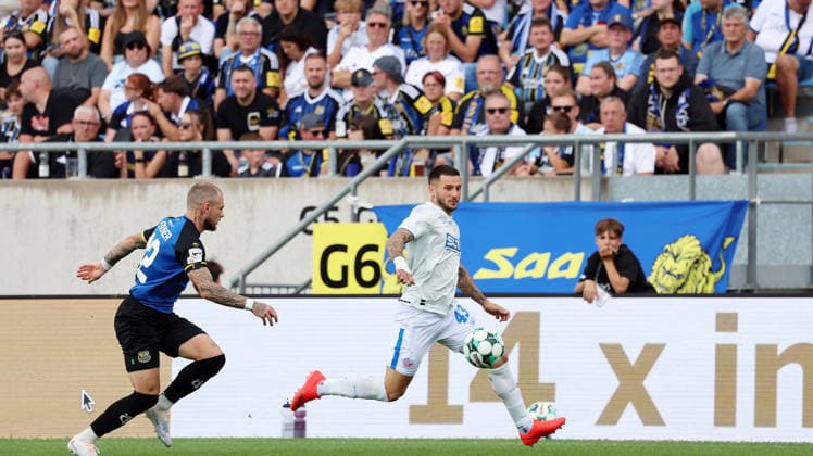 30.08.2026, xrekx, Fussball 3.Liga, 1.FC Saarbruecken - Hansa Rostock v.l. Philip Fahrner (1.FC Saarbruecken) Leon Dajaku (FC Hansa Rostock) Saarbruecken