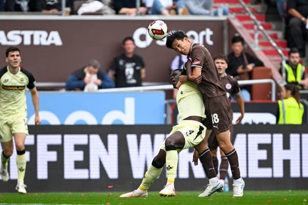 2. Bundesliga - FC St. Pauli - 1. FC Kaiserslautern am 30.08.2026 im Millerntor-Stadion in Hamburg Maxwell Gyamfi (Kaiserslautern) im Zweikampf gegen Taichi Hara (St. Pauli) *** 2. Bundesliga: FC St. Pauli 1, FC Kaiserslautern on August 30, 2026, at Millerntor Stadium in Hamburg. Maxwell Gyamfi of Kaiserslautern battles Taichi Hara of St. Pauli. MT