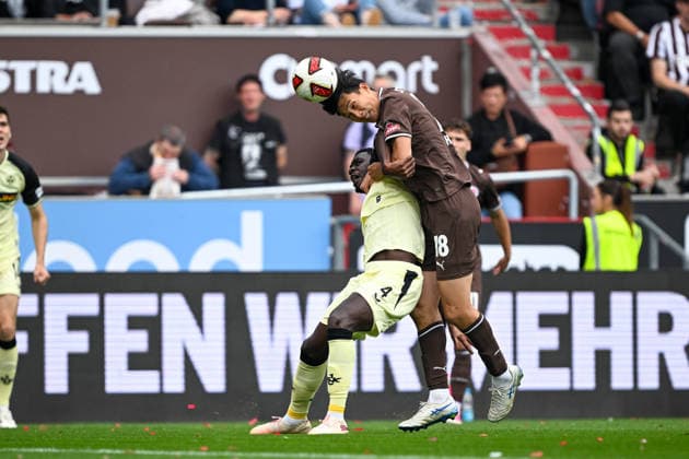 2. Bundesliga - FC St. Pauli - 1. FC Kaiserslautern am 30.08.2026 im Millerntor-Stadion in Hamburg Maxwell Gyamfi (Kaiserslautern) im Zweikampf gegen Taichi Hara (St. Pauli) *** 2. Bundesliga: FC St. Pauli 1, FC Kaiserslautern on August 30, 2026, at Millerntor Stadium in Hamburg. Maxwell Gyamfi of Kaiserslautern battles Taichi Hara of St. Pauli. MT