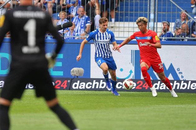 Magdeburg, Sachsen-Anhalt, Deutschland, 30.08.2026: Avnet Arena: 3. Spieltag, Saison 2026 27, 2. Fußball-Bundesliga: 1. FC Magdeburg - Holstein Kiel: Alexander Nollenberger (17, 1. FC Magdeburg) und Hiroki Sekine (32, Holstein Kiel) vor dem Tor von Timon Weiner (1, Holstein Kiel) *** Magdeburg, Saxony-Anhalt, Germany, August 30, 2026, Avnet Arena, Matchday 3, 2026–27 Season, 2. Bundesliga, 1. FC Magdeburg vs. Holstein Kiel, Alexander Nollenberger 17, 1 FC Magdeburg’s Hiroki Sekine (32) of Holstein Kiel in front of the goal of Timon Weiner (1) of Holstein Kiel Copyright: xdtsxNachrichtenagenturx dts_131737