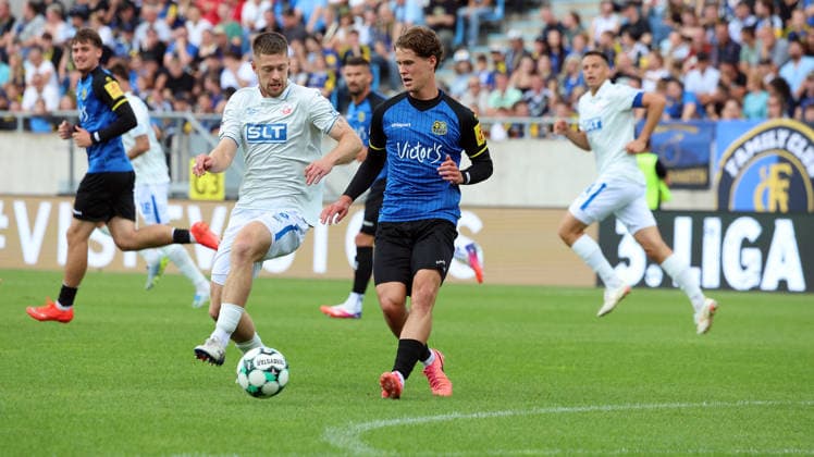 30.08.2026, xrekx, Fussball 3.Liga, 1.FC Saarbruecken - Hansa Rostock v.l. Jonas Michel Dirkner (FC Hansa Rostock) Daniel Gleiber (1.FC Saarbruecken) Zweikampf, Aktion, action, battle for the ball Saarbruecken
