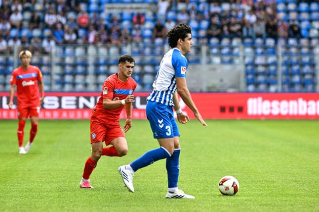 Fußball I Herren I Saison 2026-2027 I 2. Bundesliga I 3. Spieltag I 1. FC Magdeburg - Holstein Kiel I 30.08.2026 Guillermo Balzi (8, Holstein Kiel) läuft den ballführenden Anselmo Garcia Mac-Nulty (3, 1. FC Magdeburg) an Magdeburg Avnet Arena (Heinz-Krügel-Platz 1) Sachsen-Anhalt Deutschland *** Soccer I Men’s I 2026–2027 Season I 2. Bundesliga I Matchday 3 I 1. FC Magdeburg vs. Holstein Kiel I August 30, 2026 Guillermo Balzi 8, Holstein Kiel closes in on Anselmo Garcia Mac Nulty 3, who is in possession of the ball, 1. FC Magdeburg at Magdeburg Avnet Arena, Heinz Krügel Platz 1, Saxony-Anhalt, Germany Copyright: xLobeca InesxHähnelx