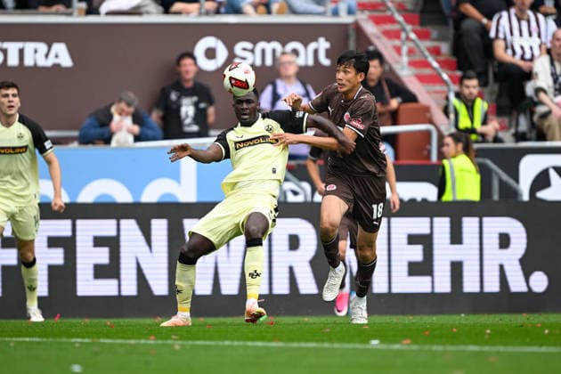 2. Bundesliga - FC St. Pauli - 1. FC Kaiserslautern am 30.08.2026 im Millerntor-Stadion in Hamburg Maxwell Gyamfi (Kaiserslautern) im Zweikampf gegen Taichi Hara (St. Pauli) *** 2. Bundesliga: FC St. Pauli 1, FC Kaiserslautern on August 30, 2026, at Millerntor Stadium in Hamburg. Maxwell Gyamfi of Kaiserslautern battles for the ball against Taichi Hara of St. Pauli. MT
