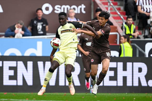 2. Bundesliga - FC St. Pauli - 1. FC Kaiserslautern am 30.08.2026 im Millerntor-Stadion in Hamburg Maxwell Gyamfi (Kaiserslautern) im Zweikampf gegen Taichi Hara (St. Pauli) *** 2. Bundesliga: FC St. Pauli 1, FC Kaiserslautern on August 30, 2026, at Millerntor Stadium in Hamburg. Maxwell Gyamfi of Kaiserslautern in a tackle against Taichi Hara of St. Pauli. MT