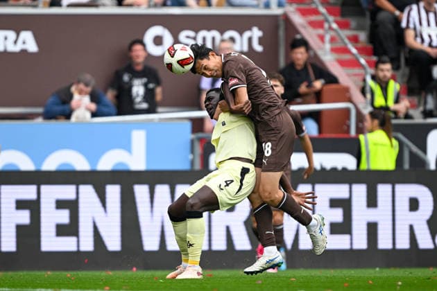 2. Bundesliga - FC St. Pauli - 1. FC Kaiserslautern am 30.08.2026 im Millerntor-Stadion in Hamburg Maxwell Gyamfi (Kaiserslautern) im Zweikampf gegen Taichi Hara (St. Pauli) *** 2. Bundesliga: FC St. Pauli 1, FC Kaiserslautern on August 30, 2026, at Millerntor Stadium in Hamburg. Maxwell Gyamfi of Kaiserslautern in a tackle against Taichi Hara of St. Pauli. MT