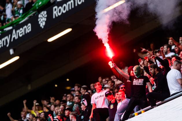 260830 Halmstads supportrar med pyro inför fotbollsmatchen i Allsvenskan mellan AIK och Hammarby den 30 augusti 2026 i Stockholm. Copyright: CAISAxRASMUSSEN BB260830CR011