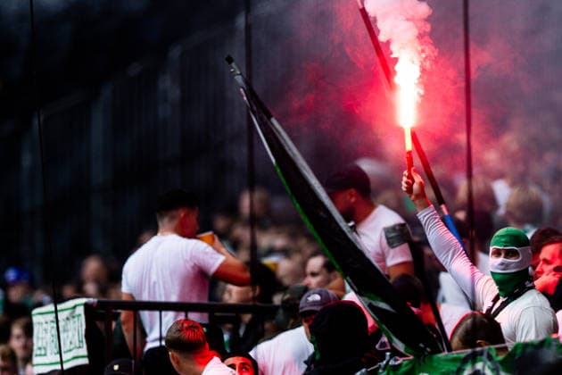 260830 Halmstads supportrar med pyro inför fotbollsmatchen i Allsvenskan mellan AIK och Hammarby den 30 augusti 2026 i Stockholm. Copyright: CAISAxRASMUSSEN BB260830CR012