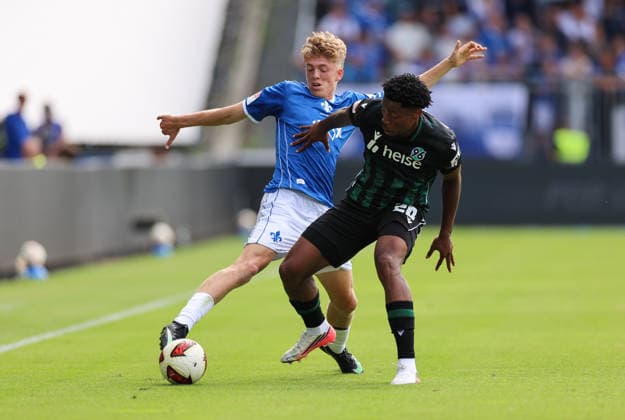 30.08.2026, Fussball 2. Bundesliga, SV Darmstadt 98 - Hannover 96, v.l., Nicolas Verkooijen (SV Darmstadt 98), Ime Okon (Hannover 96) DFL DFB REGULATIONS PROHIBIT ANY USE OF PHOTOGRAPHS AS IMAGE SEQUENCES AND OR QUASI-VIDEO. xdcx *** August 30, 2026, Soccer, 2. Bundesliga, SV Darmstadt 98 vs. Hannover 96, from left: Nicolas Verkooijen (SV Darmstadt 98), Ime Okon (Hannover 96). DFL and DFB regulations prohibit any use of photographs as image sequences and or quasi-video. xdcx Copyright: HMBxMedia Claus