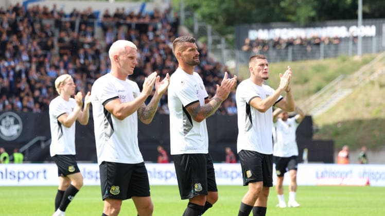 30.08.2026, xrekx, Fussball 3.Liga, 1.FC Saarbruecken - Hansa Rostock v.l. Florian Pick (1.FC Saarbruecken) Kai Brünker Bruenker(1.FC Saarbruecken) bedankt bedanken sich bei den Fans, the player thanks the fans for their support Saarbruecken
