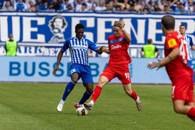 Deutschland: 2.Bundesliga, Saison 2026 2027, 30.08.2026, 3. Spieltag, 1.FC Magdeburg vs Holstein Kiel, Avnet Arena : Pierre Nadjombe (1.FC Magdeburg, 28) im Zweikampf gegen Jonas Therkelsen (Holstein Kiel, 10) *** Germany 2. Bundesliga, 2026–2027 Season, August 30, 2026, Matchday 3, 1. FC Magdeburg vs. Holstein Kiel, Avnet Arena. Pierre Nadjombe (1. FC Magdeburg, No. 28) in a tackle against Jonas Therkelsen (Holstein Kiel, No. 10) Copyright: xMichellexLukax